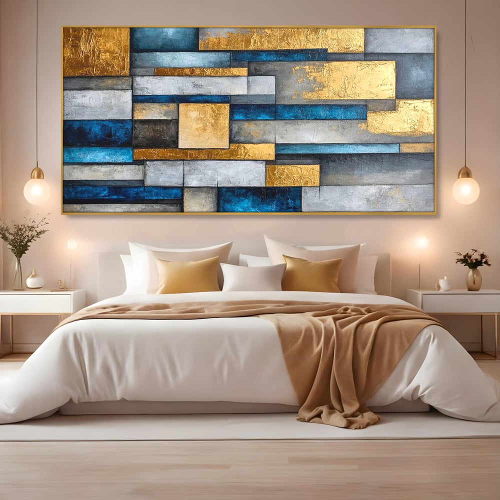 Tablou canvas cu pictura abstracta cu forme geometrice aurii, in rama de aluminiu auriu, pe perete intr-un dormitor